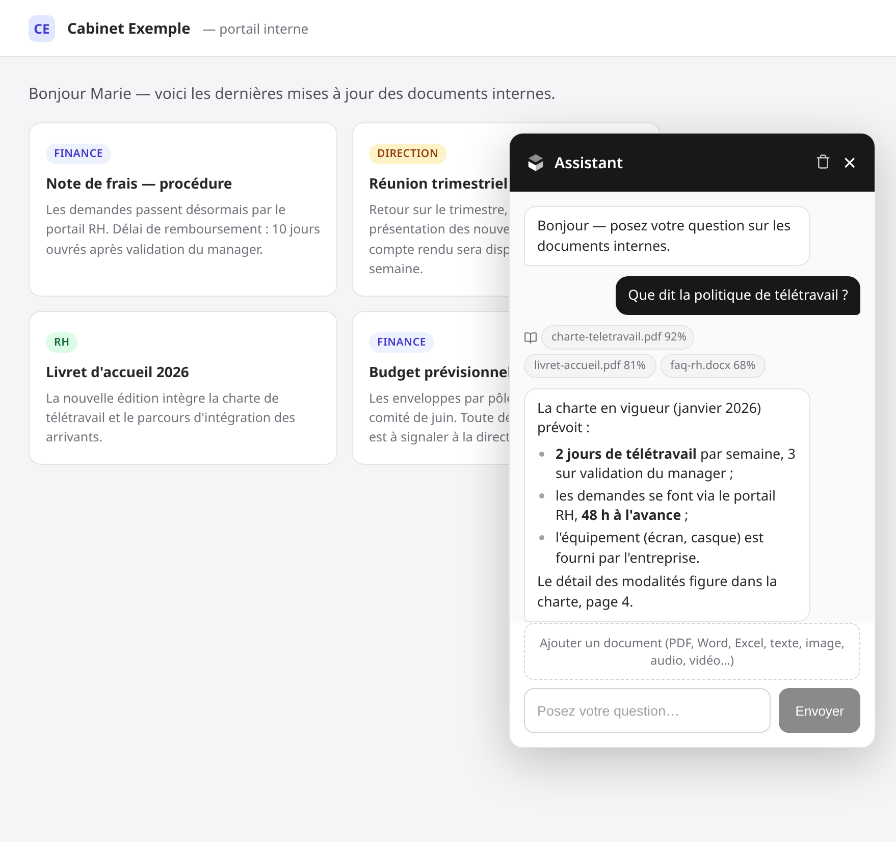 Le widget Qubly ouvert sur le site d'un client : question sur la politique de télétravail, réponse avec ses sources